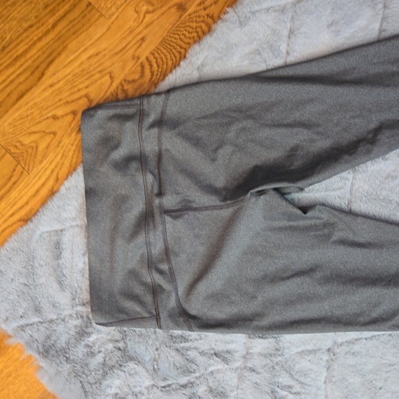 Under Armour Grey Athletic Leggings, Women's Medium, Great Condition - Picture 11 of 12